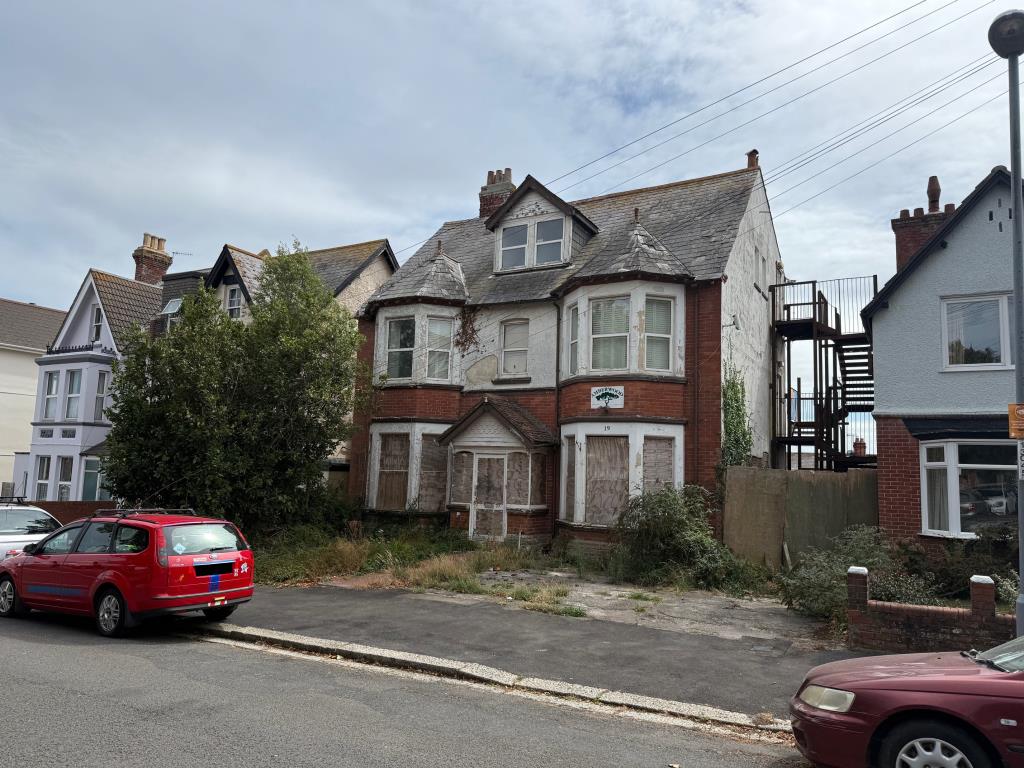 Lot: 148 - FORMER HMO WITH PLANNING FOR CONVERSION TO FLATS - Front view from carlton road south